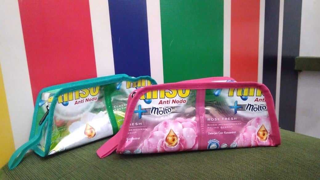 8 Tahap Merangkai Bekas Kemasan Rinso Menjadi Dompet Pensil Rinso