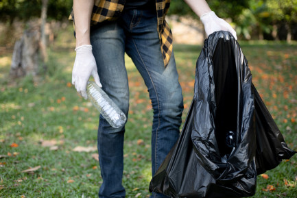 Seorang pria Mengumpulkan Sampah