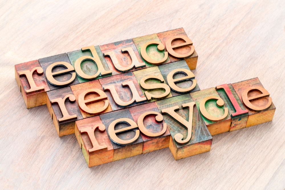 Untuk menjaga lingkungan kita dapat menerapkan pengolahan sampah dengan tindakan 3r yaitu